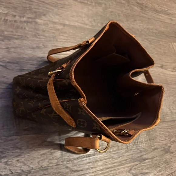 Louis Vuitton Classic Monogram Shoulder Bag - Picture 6 of 10